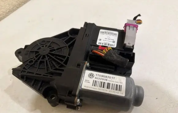 Skoda Octavia Mk2 (1Z) Front door window regulator motor 1T0959701T