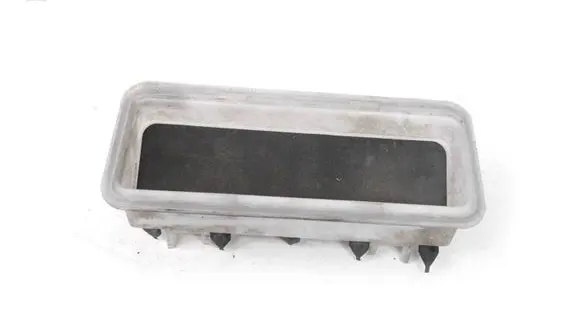 Quarter panel pressure vent