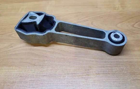 Volvo XC60 Engine mount bracket