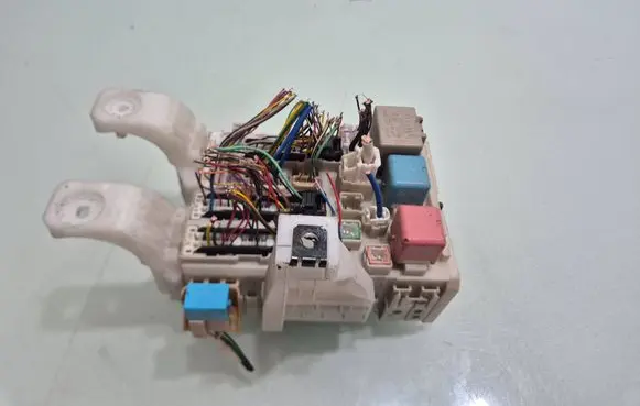 Toyota Prius (XW20) Fuse module 8273047290