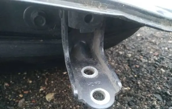 KIA Sportage Rear door lower hinge
