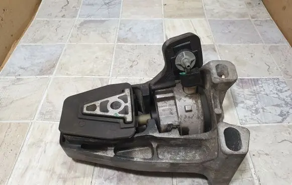 Peugeot 607 Engine mount bracket 326C68