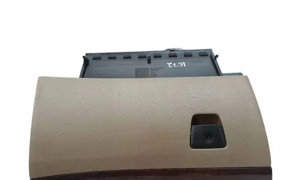 Volvo XC90 Glove box 