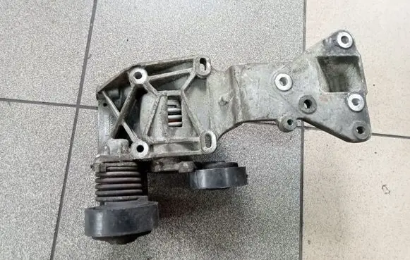 Volvo V50 Generator/alternator bracket 30750940