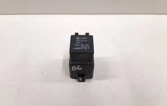 Volkswagen PASSAT B6 Glow plug pre-heat relay 3B0951253