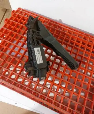 Volkswagen PASSAT B6 Accelerator throttle pedal 1K1721503L 6PV00860000