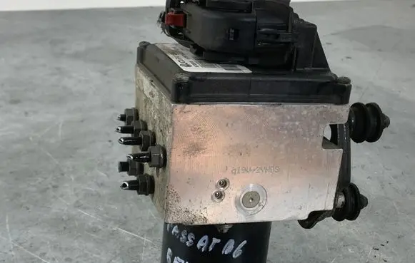 Volkswagen PASSAT B6 ABS Pump 3C0614109T 16705710K