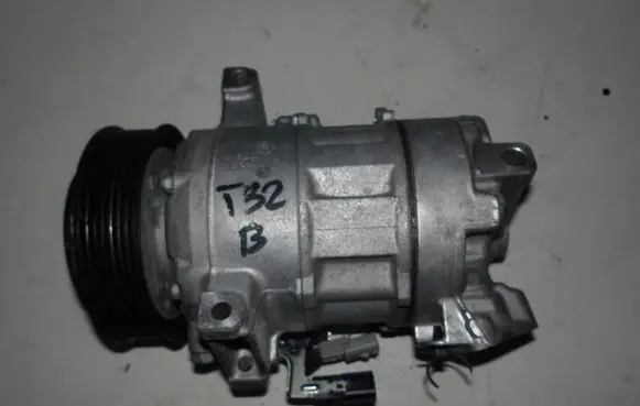 Nissan X-Trail T32 Air conditioning (A/C) compressor (pump) 926007FY0A
