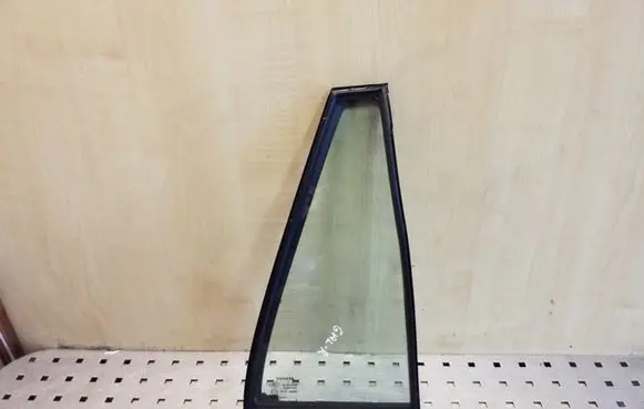 Rear vent window glass