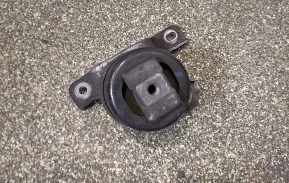 Volvo V70 Engine mount bracket