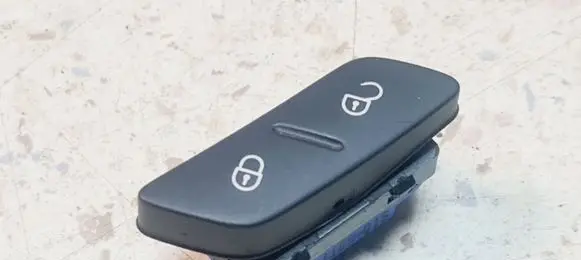 Volkswagen Scirocco Central locking switch button 1Q0962125B