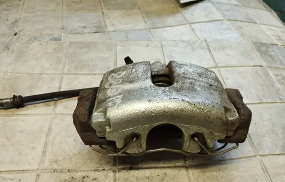Volkswagen Touran I Front brake caliper