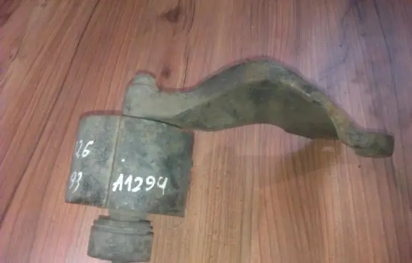 Mazda 626 Engine mount bracket