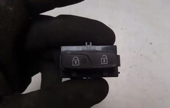 Volvo V40 Central locking switch button 31334571