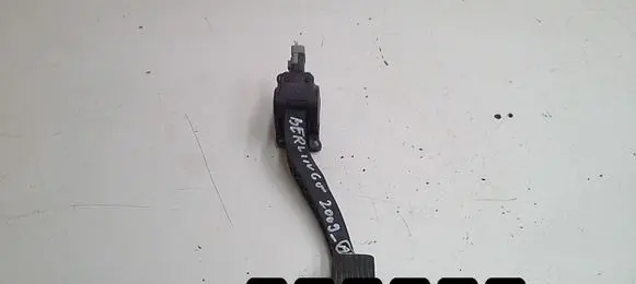 Accelerator throttle pedal