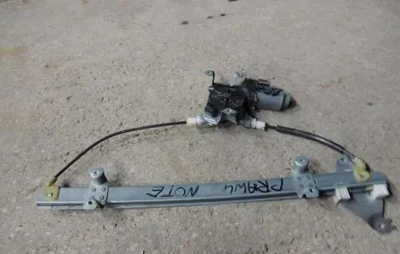 Nissan Note (E11) Front door window regulator motor 0924