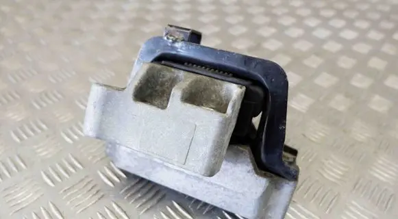 Engine mount bracket