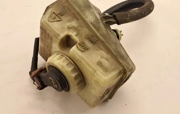 Volvo S70 V70 V70 XC Brake fluid reservoir 9200439