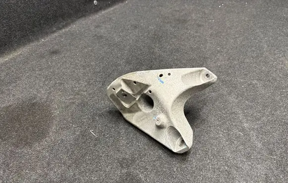 Chevrolet Camaro Engine mounting bracket 84046829
