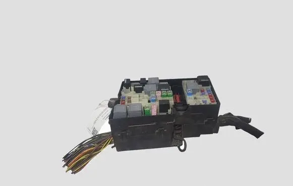 Volvo V40 Fuse module AV6T14A067AC 5B0Q10107