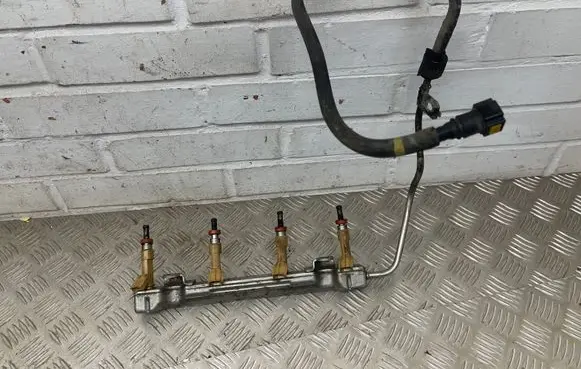 Toyota Prius (XW30) Fuel distributor 