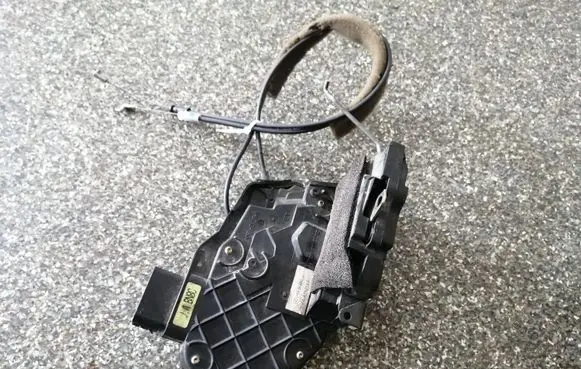 Mazda 3 I Front door lock 3N6AA21813F