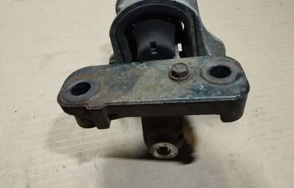 Honda CR-V Engine mount bracket