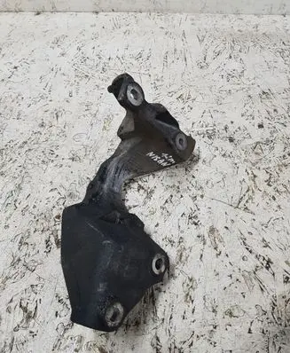 Nissan Qashqai Engine mounting bracket