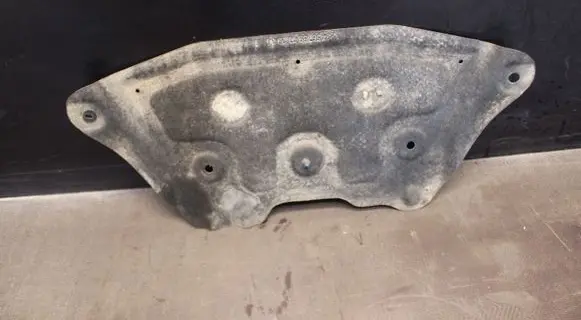 Center/middle under tray cover