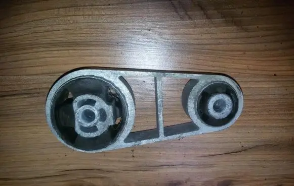 Ford Mondeo MK II Engine mount bracket