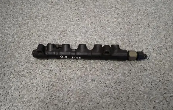 Toyota Corolla E120 E130 Fuel injector supply line/pipe e12listwad4dwtry