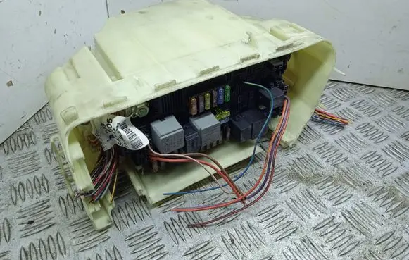 Mercedes-Benz CLS C219 Fuse box set A2195404406