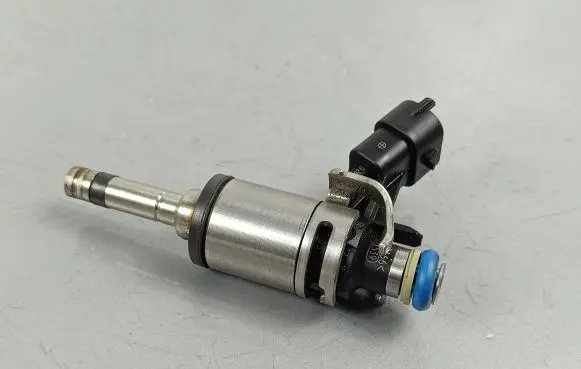 Hyundai Tucson LM Fuel injector 261500100