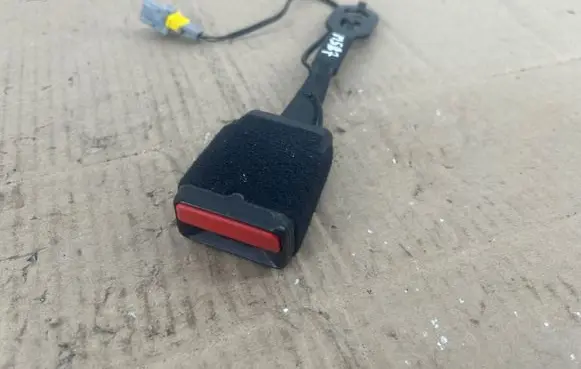 Peugeot 2008 I Front seatbelt buckle 
