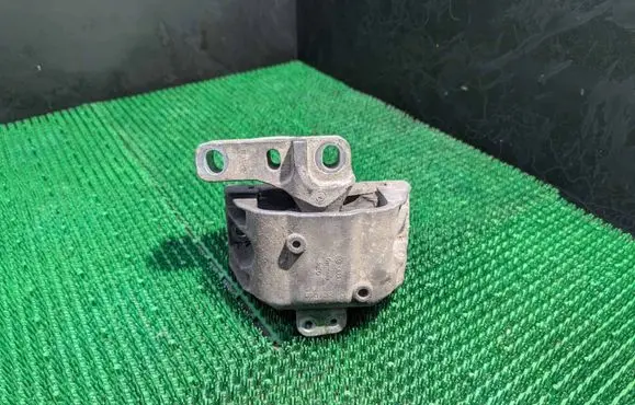 Volkswagen New Beetle Engine mount bracket 1j0199262