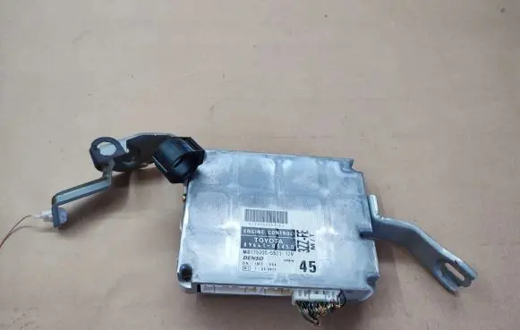 Toyota Avensis T220 Engine control unit/module 8966105450