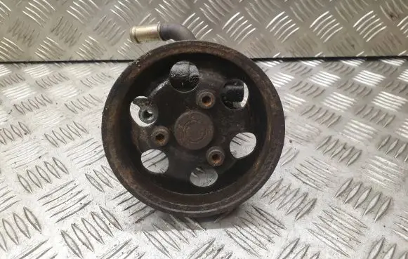 Volkswagen PASSAT B5.5 Power steering pump 8D0145156L
