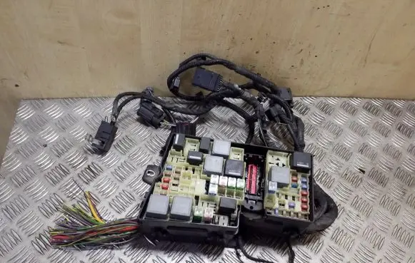 Volvo V40 Fuse module AV6T14A067AC 5B0Q10107