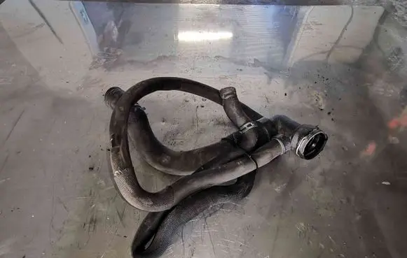 Opel Insignia A Engine coolant pipe/hose