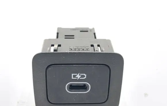Land Rover Range Rover Evoque L551 USB socket connector R8A219010AB
