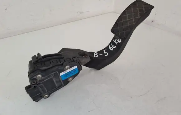 Volkswagen PASSAT B5 Accelerator throttle pedal 8D1723523G