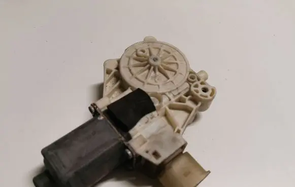 Ford Mondeo MK IV Front door window regulator motor 6M2114553B