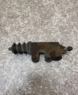 Toyota Avensis T220 Clutch slave cylinder 