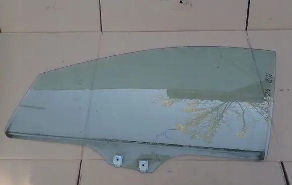 Mazda 2 Sliding door window/glass 