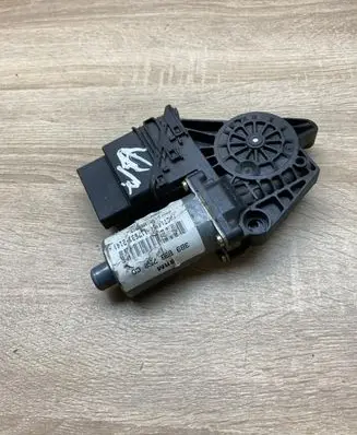 Volkswagen PASSAT B5 Rear door window regulator motor 3B9839752CD