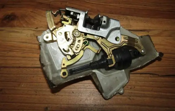 Mercedes-Benz C W202 Rear door lock 2027300635