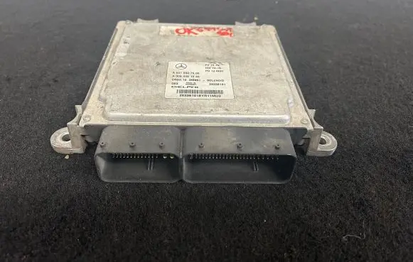 Mercedes-Benz E W212 Engine control unit/module A6519007500 A0064461540