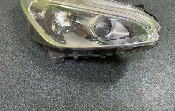 Peugeot 208 I Headlight/headlamp 