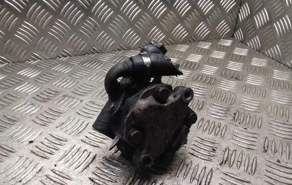 Volkswagen PASSAT B5.5 Power steering pump 8D0145177