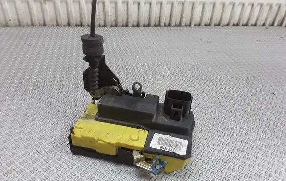 Volvo V70 Front door lock 8650545